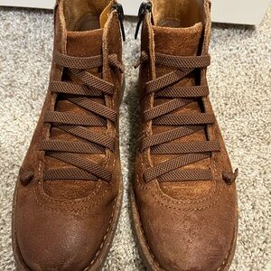 Born almost new women’s ankle boots 6.5